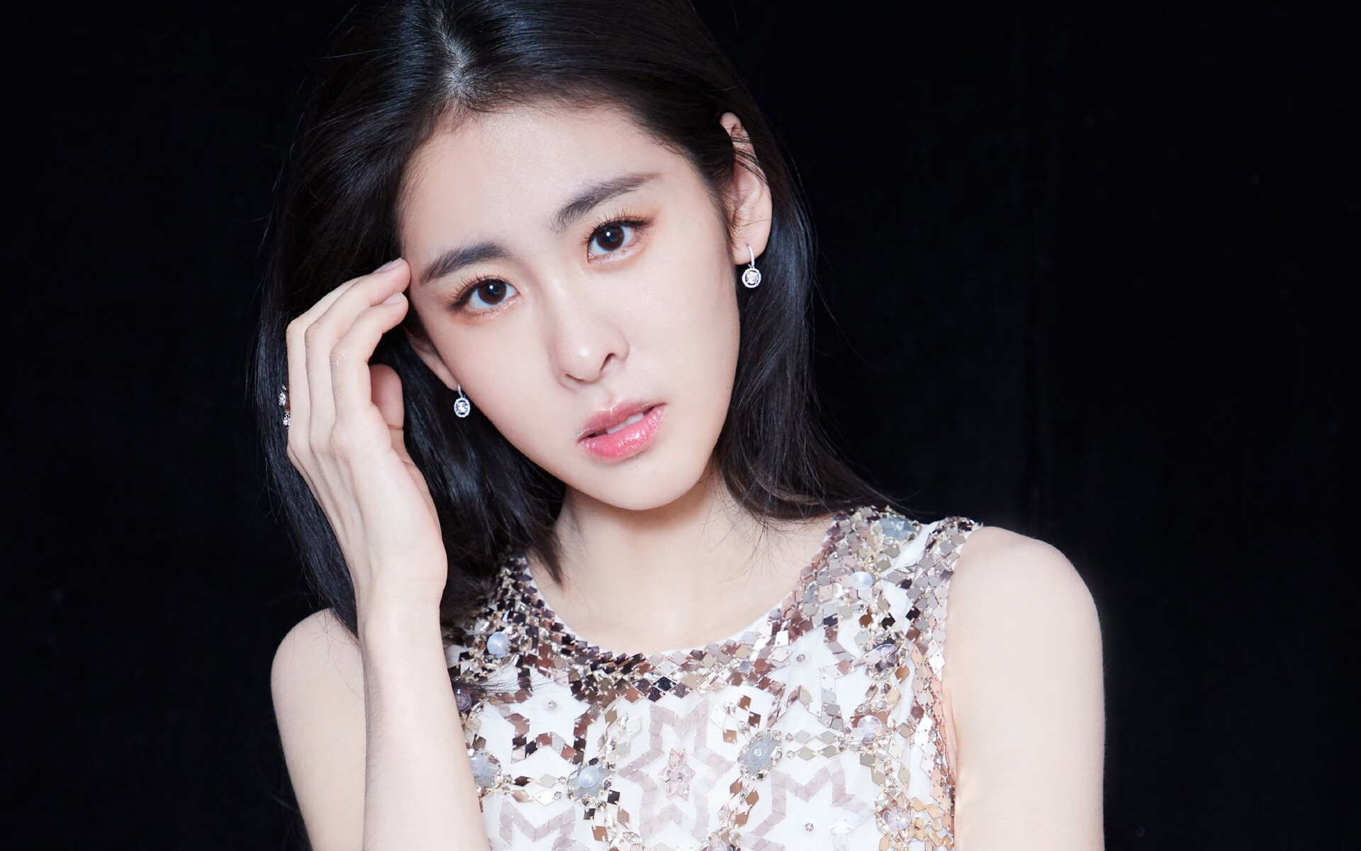 恩波利门将神勇表现力保球门不失，恩波利主场球衣